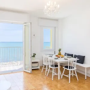 In Posizione Con Vista Mare E Parcheggio Appartamento